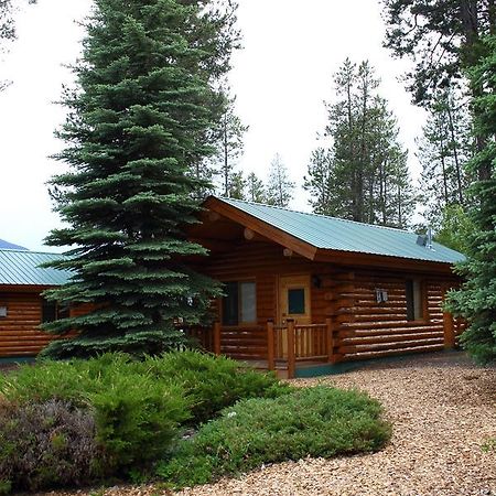 Silverwolf Log Chalets Coram Екстериор снимка
