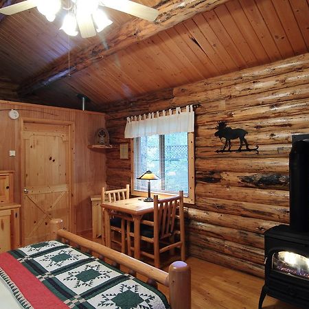 Silverwolf Log Chalets Coram Екстериор снимка