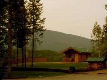 Silverwolf Log Chalets Coram Екстериор снимка