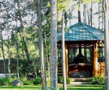 Silverwolf Log Chalets Coram Екстериор снимка