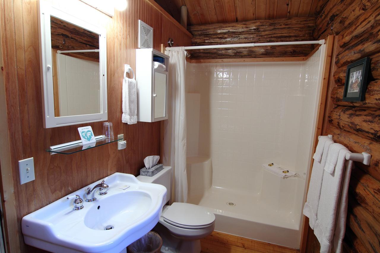 Silverwolf Log Chalets Coram Екстериор снимка