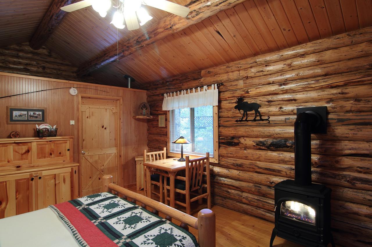 Silverwolf Log Chalets Coram Екстериор снимка