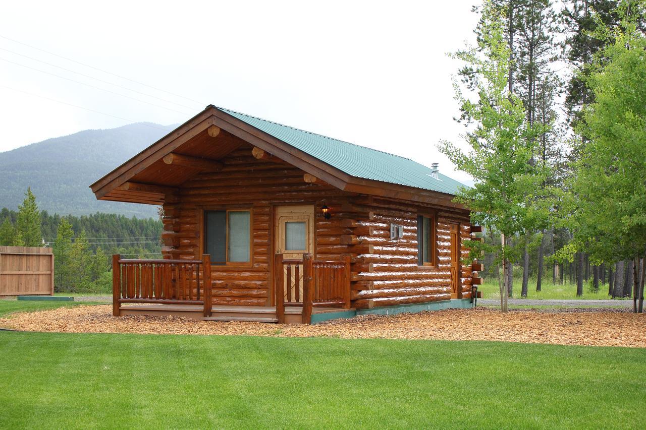 Silverwolf Log Chalets Coram Екстериор снимка