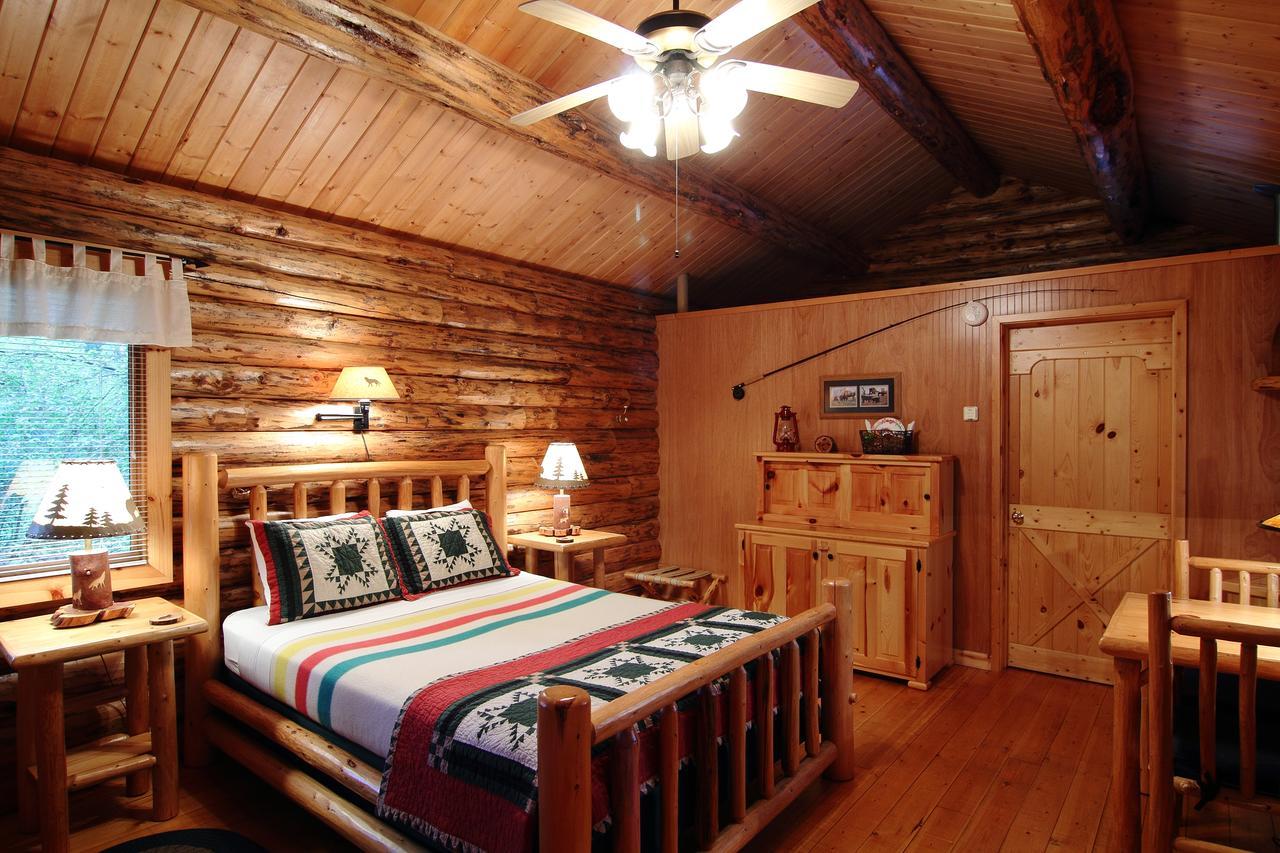 Silverwolf Log Chalets Coram Екстериор снимка